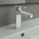 Waschtischarmatur in chromglänzendem Finish, mit einem schlanken Design und einem Hebelgriff. Ideal Standard Produkt, geeignet für moderne Badezimmer.